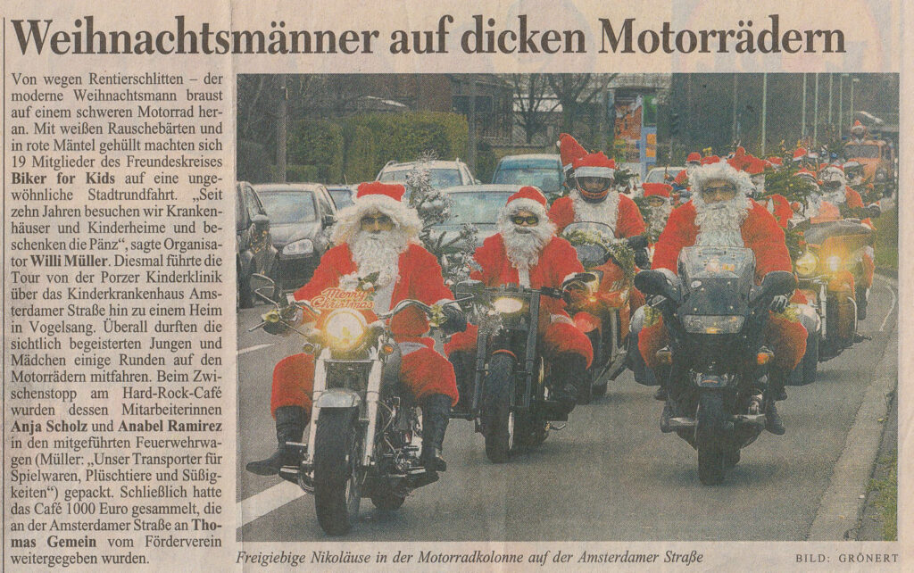 Weihnachtsmänner auf dicken Motorrädern